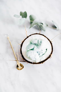 is, ved siden af, ske, flat-way fotografering, kokosnød, friskhed, hvid, natur, tæt på, ingen mennesker, mad, frugt, høj vinkel visning, mad og drikke, studio skud, indendørs, hvid farve, kold temperatur, sne, stilleben, bord, vinter, Frosset, sund kost, fokus på forgrunden, sødt mad, blad, 5K, CC0, offentligt domæne, royaltyfrie