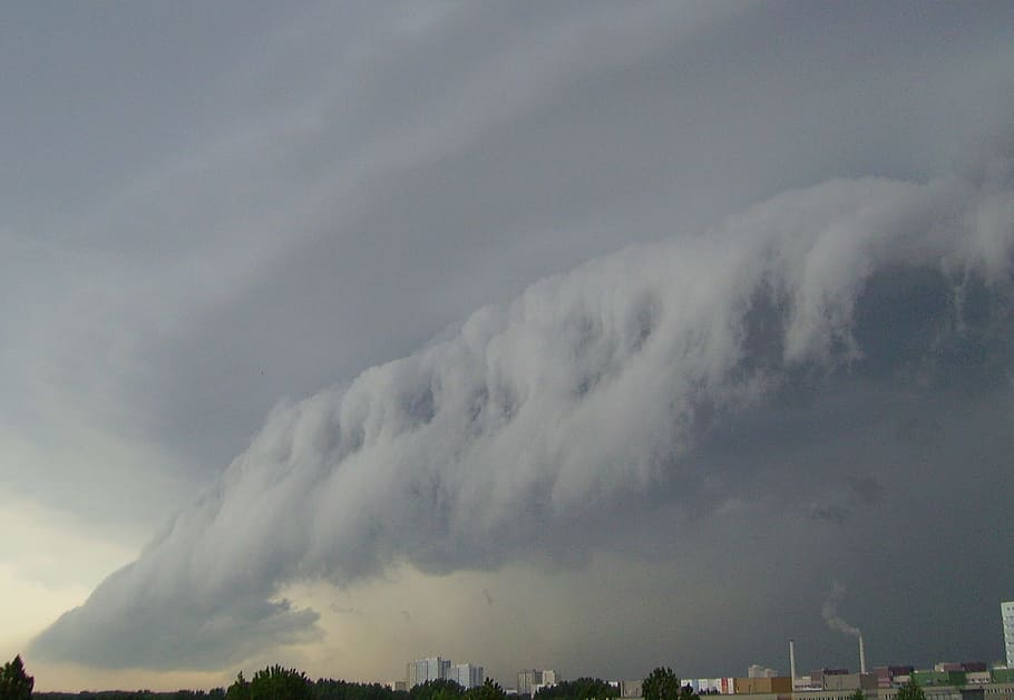 Sky, tordenvejr, winder stimmung, storm, himmel, frem, vejr, storm skyer, natur, humør, regn, landskab, mørke skyer, truende, naturens kraft, dramatisk, naturligt fænomen, by, Berlin, sky - himmel, ingen mennesker, udendørs, skønhed i naturen, arkitektur, bygning udvendig, lav vinkel visning, bygget struktur, miljø, scenics - natur, dag, træ, storm sky, dramatisk himmel, rolig scene, forurening, ildevarslende, 1080P
