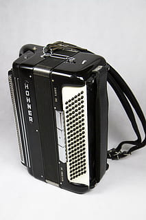 Mundharmonika, Fall, Instrument, alt, Volk, traditionell, Land musik, Technologie, einzelnes Objekt, Nahansicht, drinnen, keine Leute, Studioaufnahme, Stillleben, weißer Hintergrund, schwarze Farbe, Fotografie-Themen, Kommunikation, Musik-, Fokus auf den Vordergrund, Reise, Fotoausrüstung, Retro-Stil, Verbindung, ausgeschnitten, Kunst, Kultur und Unterhaltung, persönliches Accessoire, 5K, CC0, gemeinfrei, lizenzfrei