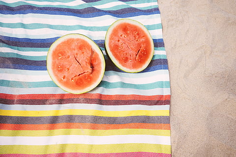 to skive vandmeloner, strand, tæppe, frugt, ser ned, sand, sommer vibes, sommertid, tropisk frugt, vandmelon, sund kost, mad og drikke, mad, velvære, friskhed, stribet, indendørs, skive, ingen mennesker, mønster, direkte over, høj vinkel visning, tværsnit, stilleben, tekstil, dug, rød, saftig, tæt på, moden, morgenmad, Vegetarmad, 5K, CC0, offentligt domæne, royaltyfrie