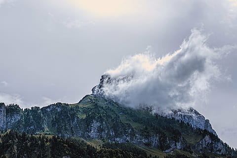 montaña con franjas de nubes, montaña, nube, alpino, estado animico, bosque, ligero, atmósfera, genial, paisaje, naturaleza, piedra, cielo, cumbre, pico de la montaña, al aire libre, scenics, nube - cielo, belleza en la naturaleza, paisajes - naturaleza, ambiente, árbol, cordillera, planta, tierra, nadie, tranquilidad, escena tranquila, escena no urbana, invierno, Pino, árbol conífero, bosque de pinos, 5K, CC0, dominio público, libre de derechos