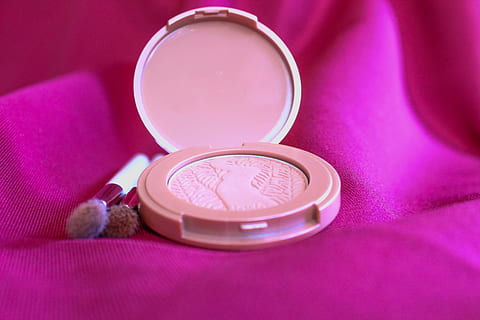 makeup, smuk, børster, ansigt, mode, farve, glamour, salon, tiltrækkende, lyserød farve, lilla, indendørs, ingen mennesker, rigdom, tæt på, finansiere, lyserød baggrund, selektiv fokusering, forretning, mønt, sundhedspleje og medicin, stilleben, beholder, bånd - sy genstand, betalingsmiddel, bånd, omsorg, lille, 5K, CC0, offentligt domæne, royaltyfrie