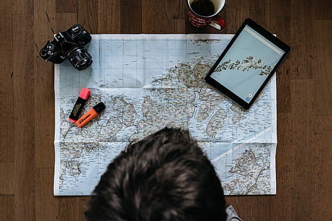 persona, analizzare, cercare, guardare, carta geografica, Marrone, parquet, di fronte, tavoletta, marcatore, Piano, telecamera, uomo, tavolo, vista dall'alto, in casa, direttamente sopra, comunicazione, creatività, persone, tecnologia, tecnologia wireless, arte e artigianato, attività, pianificazione, uomini, legno - materiale, connessione, carta, scelta, attrezzatura fotografica, design professionale, 2K, CC0, dominio pubblico, privo di copyright