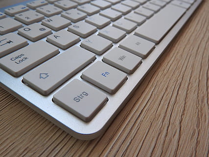 blanc, teclat d’ordinador, marró, fusta, taula, ordinador, escriptori, dispositiu, pantalla, electrònica, equipament, teclat, claus, oficina, tecnologia, equips informàtics, comunicació, connexió, clau d’ordinador, text, part de l’ordinador, tecnologia sense fils, primer pla, cap gent, a l'interior, alfabet, Internet, xarxa d’ordinadors, carta, polsador, 4K, CC0, domini públic, lliure de regalies