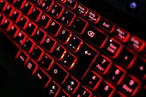 sleutels, toetsenbord, Toetsenbord invoer, invoer, laptop, zwart, kleurrijk, tik, technologie, computer, verbinding, detailopname, communicatie, computerapparatuur, aantal, Draadloze technologie, tekst, computer deel, computer sleutel, gegevens, binnenshuis, verlicht, geen mensen, brief, internet, Computer misdaad, wereldwijde communicatie, 5K, CC0, publiek domein, royaltyvrij