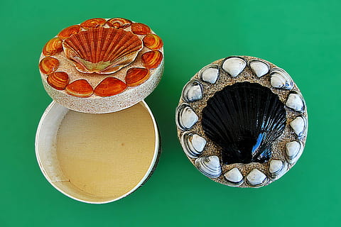 Kunsthandwerk, Muscheln, Kisten, farbiger Hintergrund, keine Leute, drinnen, Nahansicht, Tag, Frische, Stillleben, direkt darüber, High Angle View, Wahl, Variation, Studioaufnahme, Tabelle, mehrfarbig, Lebensmittel, Essen und Trinken, grüner Hintergrund, Süßes Essen, Kunst und Handwerk, rot, grüne Farbe, Muster, Glas, persönliches Accessoire, 2K, CC0, gemeinfrei, lizenzfrei
