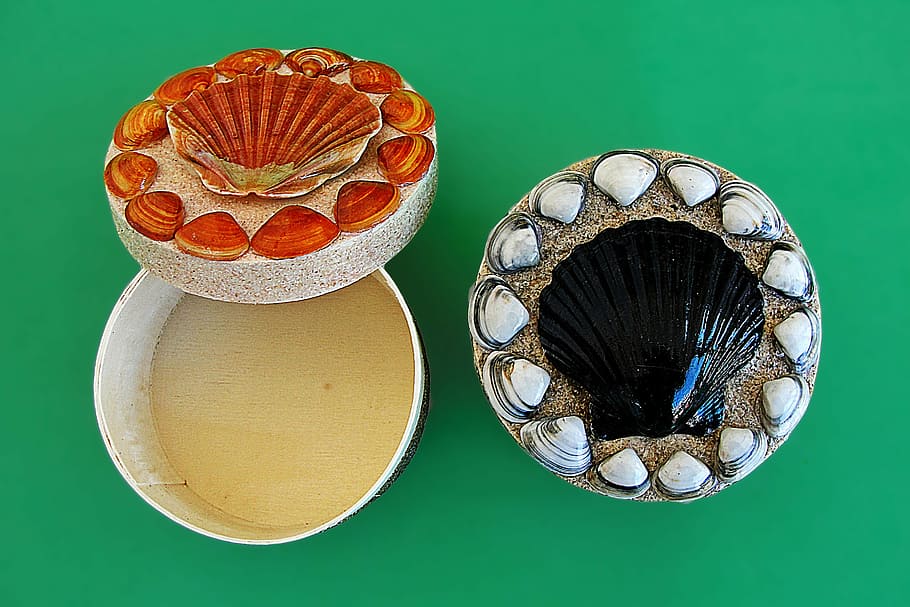 Kunsthandwerk, Muscheln, Kisten, farbiger Hintergrund, keine Leute, drinnen, Nahansicht, Tag, Frische, Stillleben, direkt darüber, High Angle View, Wahl, Variation, Studioaufnahme, Tabelle, mehrfarbig, Lebensmittel, Essen und Trinken, grüner Hintergrund, Süßes Essen, Kunst und Handwerk, rot, grüne Farbe, Muster, Glas, persönliches Accessoire, 2K
