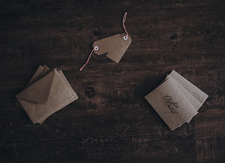Weihnachtskarten, Stichworte, Umschläge, zwei, Produkt Tags, braun, Oberfläche, Karten, rustikal, Etiketten, Hinweis, Holz - Material, Papier-, keine Leute, Stillleben, Briefumschlag, drinnen, Brief, Nostalgie, Studioaufnahme, mail, Holz, Kreativität, Tabelle, Darstellung, High Angle View, Retro-Stil, Zeichenfolge, Liebe, 4K, CC0, gemeinfrei, lizenzfrei