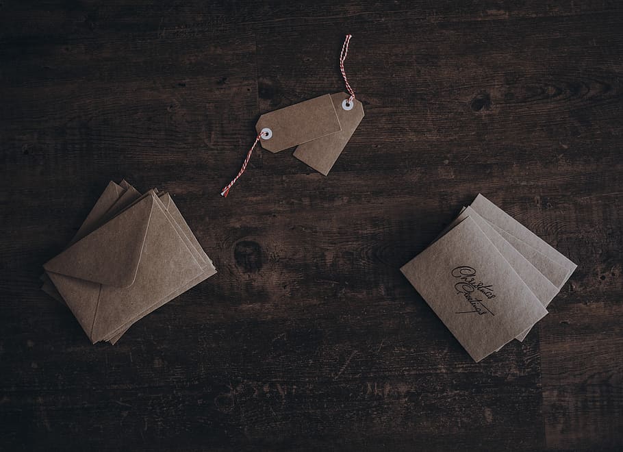 Weihnachtskarten, Stichworte, Umschläge, zwei, Produkt Tags, braun, Oberfläche, Karten, rustikal, Etiketten, Hinweis, Holz - Material, Papier-, keine Leute, Stillleben, Briefumschlag, drinnen, Brief, Nostalgie, Studioaufnahme, mail, Holz, Kreativität, Tabelle, Darstellung, High Angle View, Retro-Stil, Zeichenfolge, Liebe, 4K