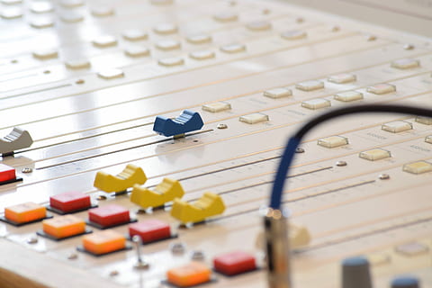 hvid, lyd, mixer, fokus foto, overfladisk, fokus, musik mixer, drejeknapper, skydere, konsol, dæk, radio, tech, teknologi, afbrydere, kabine, kristen, knap, udsende, inspiracom, Manantial, lyd booth, blå, selektiv fokusering, indendørs, tæt på, musik, ingen mennesker, forbindelse, stor gruppe af objekter, kunstkultur og underholdning, stilleben, kontrollere, høj vinkel visning, bord, i en række, computerudstyr, sundhedspleje og medicin, valg, forretning, strategi, 5K, CC0, offentligt domæne, royaltyfrie