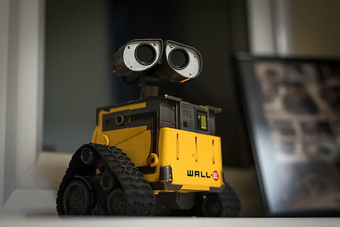 jouet en plastique wall-e, macro photographie, mur e, robot, figure, jouet, La technologie, film, Pixar, Plastique, équipement, à l'intérieur, personne, fermer, se concentrer sur le premier plan, mode de transport, transport, jaune, nature morte, journée, pneu, voiture, industrie, véhicule terrestre, petite voiture, mise au point sélective, machinerie, 5K, CC0, domaine public, libre de droits