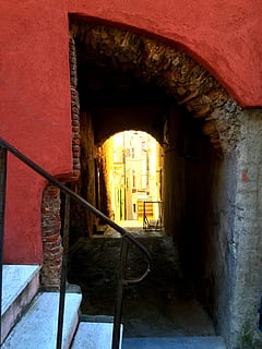 Torbogen, Wand, Eingang, Bogen, Tor, alt, Mauerwerk, historisch, die Architektur, gebaute Struktur, Gebäude, Treppe, Geländer, keine Leute, Gebäudehülle, Wandbau - Funktion, Tag, Stufen und Treppen, Fenster, der Weg nach vorn, Richtung, draußen, Metall, 2K, CC0, gemeinfrei, lizenzfrei
