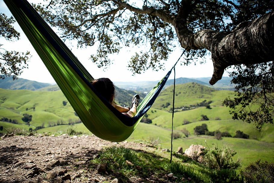 hamaca verda, persona lleixiu, hamaca, verd, arbre, turó, paisatge, camp, planta, naturalesa, dia, creixement, bellesa a la natura, color verd, activitat d'oci, una persona, persones reals, terra, cel, muntanya, tranquil·litat, escena no urbana, a l'aire lliure, escenics - natura, estils de vida, 2K