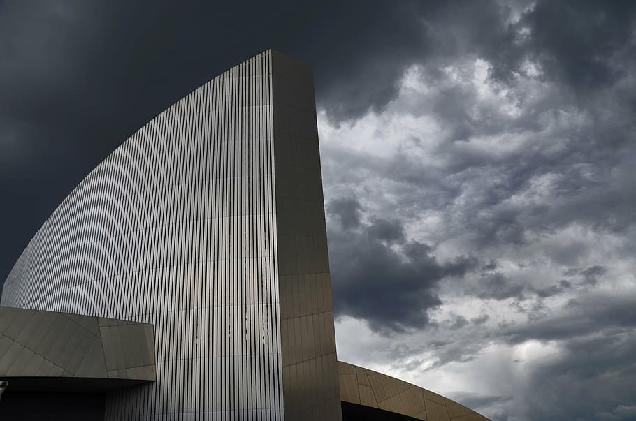 edifício de concreto prateado, moderno, arquitetura, linhas, textura, céu, nuvens, cênico, estrutura construída, nuvem - céu, exterior do edifício, cidade, destinos de viagem, natureza, ninguém, dia, ao ar livre, cultura artística e entretenimento, cinzento, viagem, visão de baixo ângulo, futurista, arranha-céu, concreto, 4K