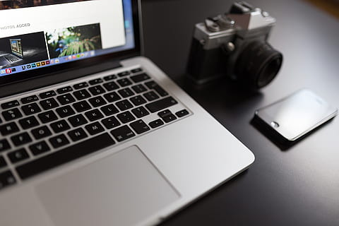 dönük, siyah, gri, dizüstü bilgisayar, açık, siyah ve gri, macbook, dizüstü, bilgisayar, seyyar, iphone, kamera, teknoloji, ofis, büro, iş, yaratıcı, Çalışma, kablosuz teknoloji, bilgisayar klavyesi, Elektronik endüstrisi, iletişim, bağ, içeriye, tablo, insansız, mobilya, bilgisayar donanımı, taşınabilir bilgi cihazı, tuş takımı, yüksek açılı görünüş, kapatmak, kamera - fotoğrafik donanımlar, fotoğrafçılık temaları, natürmort, boş, dijital kamera, 5K, CC0, kamu malı, telif ücretsiz