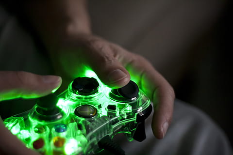 persona, celebració, controlador xbox 360, jugar, tecnologia, consola, joystick, neó, llum, thumb, premeu, botó, oci, electrònica, jugadors, playstation, mà humana, mà, part del cos humà, una persona, primer pla, adult madur, homes, color verd, adult, enfocament selectiu, a l'interior, part del cos, activitat d'oci, mascles, connexió, cultura i entreteniment artístic, centrar-se en primer pla, braç humà, dit, extremitat humana, 4K, CC0, domini públic, lliure de regalies