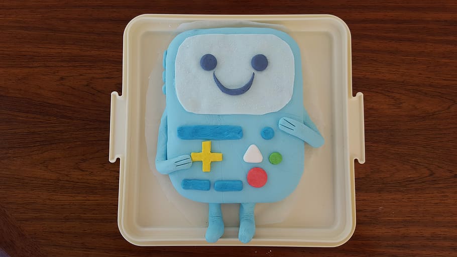 bmo, dort, čas dobrodružství, bmo dort, nikdo, detail, uvnitř, den, stůl, přímo nad, dřevo - materiál, stálý život, antropomorfní, emoce, antropomorfní tvář, zastoupení, hračka, lidské zastoupení, vysoký úhel pohledu, tvář, modrý, sdělení, kontejner, zdravotnictví a lékařství, zásobník, 5K