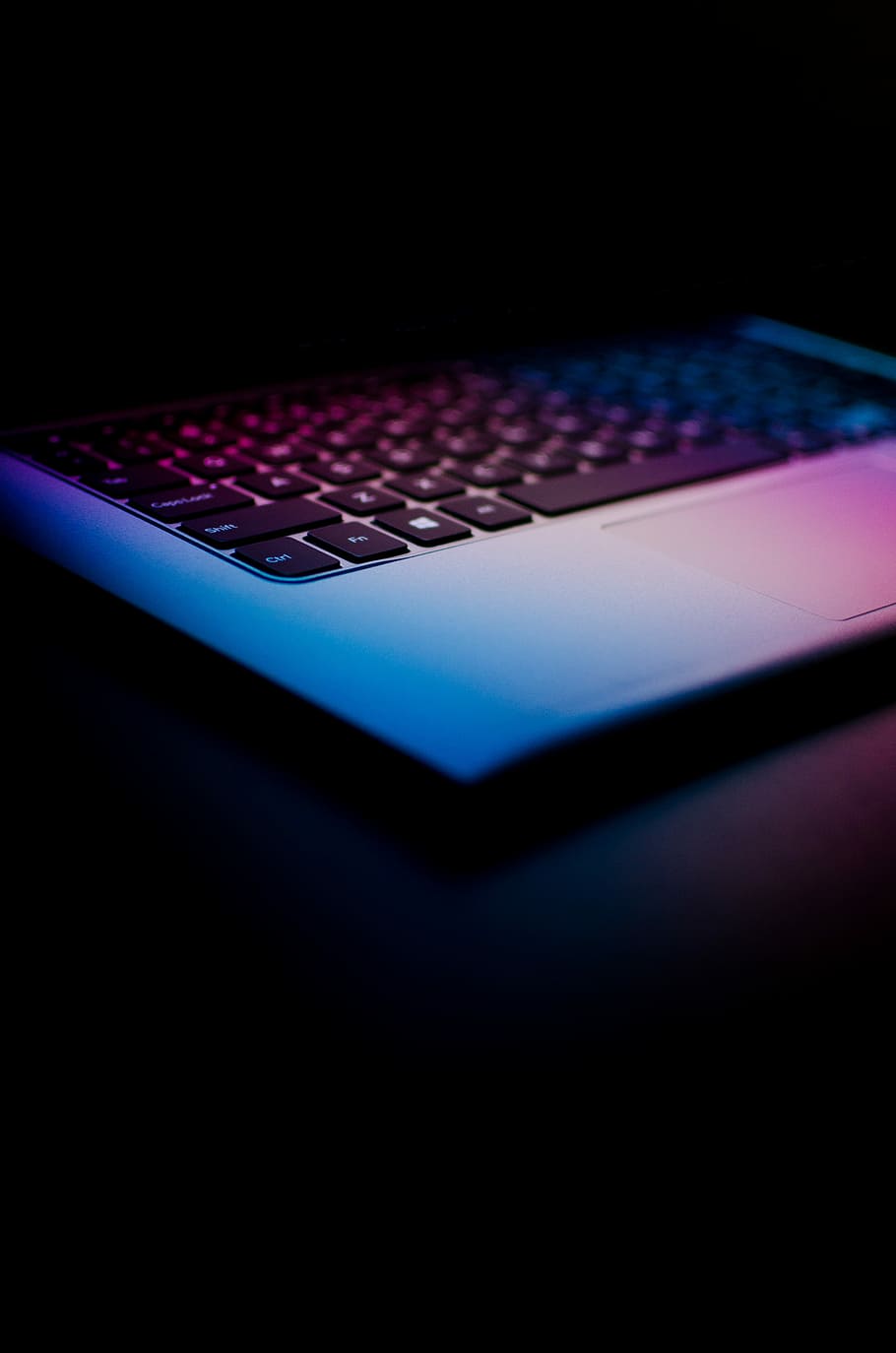 sort, sølv bærbar computer, grå, lilla, bærbar, overflade, lys, glød, computer, tastatur, lyserød, blå, sort baggrund, kontrast, åben, farve, maskinskrivning, flytte, ctrl, produkt, tech, desktop, vindue, teknologi, nøgle, trådløs teknologi, forbindelse, indendørs, ingen mennesker, kopiere plads, studio skud, computer tastatur, tæt på, meddelelse, mørk, computerudstyr, enkelt objekt, computer del, mønster, nat, computer nøgle, global kommunikation, 4K
