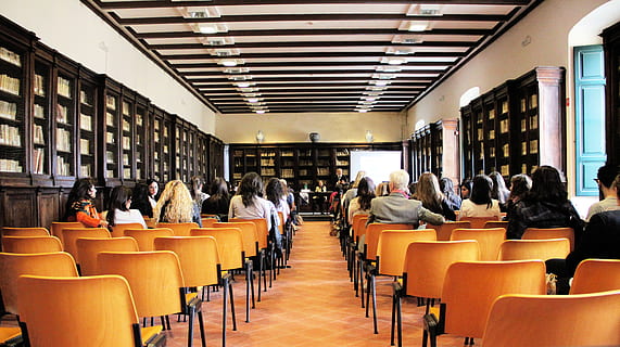 groupe, personnes, asseoir, marron, chaises, à l'intérieur, blanc, peint, salle, convention, conférence, réunion, entraînement, formation professionnelle, leçon, salle de cours, salle de conférence, salle de réunion, séminaire, atelier, prof, enseignants, haut-parleurs, étudiants, les passants, Publique, apprendre, enseignement, groupe de personnes, siège, chaise, séance, grand groupe de personnes, éducation, Université, Vrais gens, femmes, table, foule, architecture, Hommes, école, apprentissage, dans une rangée, adulte, étudiant à l'université, en train d'étudier, plafond, étudiant adulte, professeur, 5K