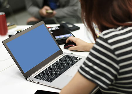 persona, utilizzando, grigio, nero, computer portatile, tecnologia, computer, tecnologia wireless, comunicazione, il computer portatile, connessione, usando il portatile, adulto, donne, una persona, Internet, a strisce, tavolo, rete di computer, in casa, portabilità, scrivania, abbigliamento casual, persone reali, navigare in rete, tastiera, 1080P, CC0, dominio pubblico, privo di copyright