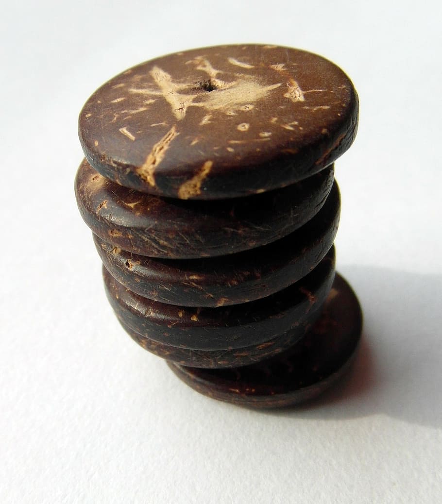 pila, pedres, equilibri, torre de pedra, fusta, torre, discs, perles de fusta, fons blanc, a l'interior, tir de l'estudi, primer pla, menjar, menjar i beguda, natura morta, menjar dolç, cap gent, indulgència, dolç, menjar poc saludable, postres, xocolata, frescor, temptació, sol objecte, llest per menjar, taula, berenar, 1080P