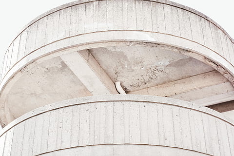 edificio dipinto di bianco, semplice, astratto, luce, linea, minimalista, minimalismo, minimo, pulito, moderno, simmetria, geometrico, geometria, calcestruzzo, architettura, struttura costruita, nessuno, Inquadratura dal basso, giorno, esterno dell'edificio, arco, forma, serbatoio di stoccaggio, cilindro, all'aperto, natura, forma geometrica, curva, modello, design, storia, cerchio, colonna architettonica, barile, 4K, CC0, dominio pubblico, privo di copyright