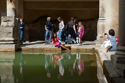 bagni romani, bagno, Somerset, antico, storico, eredità, costruzione, turisti, gruppo di persone, architettura, acqua, donne, struttura costruita, lunghezza intera, gruppo medio di persone, bambino, uomini, attività di svago, gruppo, giorno, ragazze, amicizia, persone reali, ragazzi, seduta, solidarieta, persone, all'aperto, adolescente, colonna architettonica, 4K, CC0, dominio pubblico, privo di copyright