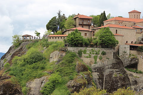 meteora, monastero, religioso, esterno dell'edificio, architettura, albero, struttura costruita, all'aperto, destinazioni di viaggio, pianta, costruzione, acqua, natura, cielo, giorno, colore verde, nuvola - cielo, Casa, crescita, nessuno, terra, bellezza nella natura, quartiere residenziale, 5K, CC0, dominio pubblico, privo di copyright