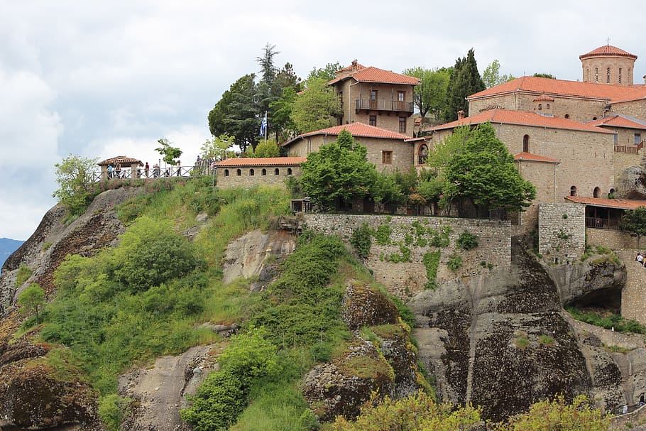 meteora, monastero, religioso, esterno dell'edificio, architettura, albero, struttura costruita, all'aperto, destinazioni di viaggio, pianta, costruzione, acqua, natura, cielo, giorno, colore verde, nuvola - cielo, Casa, crescita, nessuno, terra, bellezza nella natura, quartiere residenziale, 5K