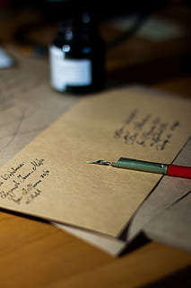 estompa, a închide, compoziţie, ambarcațiune, date, document, educaţie, plic, concentra, în interior, informație, cerneală, scrisoare, Poștă, birou, litere vechi, hârtie, stilou, creion, post, natură moartă, masa, text, lemn, scrie, scris, instrument de scris, selectiv, nici o persoana, western script, corespondenţă, mobila, comunicare, carte, 4K, CC0, domeniu public, fără drepturi de autor