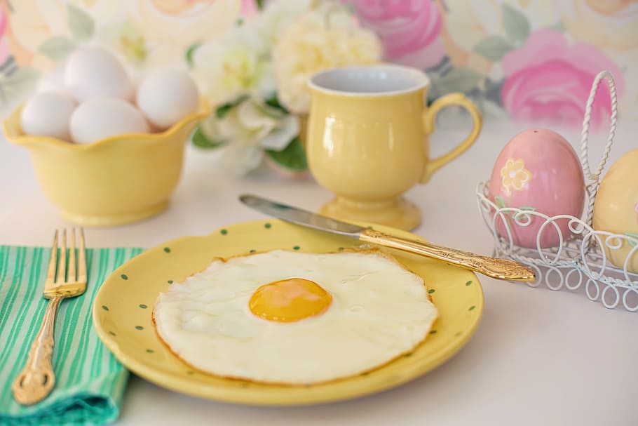 groc, ceràmica, tassa, rodó, placa, fregit, ou, superior, ou fregit, esmorzar, Pasqua, al matí, pastels, menjar, rovell, proteïna, saludable, nutrició, decoració, pastís, cultures, taula, postres, gourmet, menjar i beguda, estri de cuina, beure, celebració, utensili per menjar, ous, cap gent, llest per menjar, alimentació saludable, frescor, a l'interior, beguda calenta, ou bullit, vaixella, rovell d'ou, tassa de te, 5K