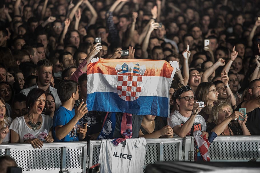 gent, cridant, presa, foto, animant, alçament, bandera, celebració, Croàcia, multitud, alegria, espectador, públic, smartphone, telèfon mòbil, fosc, apassionat, passió, entusiasme, crida, grup de persones, persones reals, gran grup de persones, fan - entusiasta, emoció, estadi, dones, esport, esport d’equip, seient, adult jove, homes, futbol, home jove, diversió, mirant, emoció positiva, braç humà, 5K