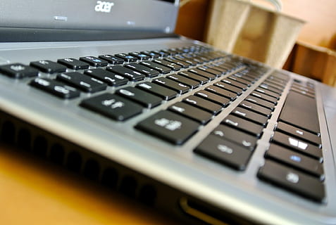 grå, acer laptop, Brun, træ-, overflade, bærbar, computer, undersøgelse, skole, forretning, meddelelse, gennemse, internet, teknologi, tastatur, trådløs teknologi, tæt på, computer tastatur, tekst, computerudstyr, alfabet, brev, selektiv fokusering, indendørs, nummer, forbindelse, udstyr, ingen mennesker, virksomhedernes forretning, computer nøgle, global kommunikation, 1080P, CC0, offentligt domæne, royaltyfrie