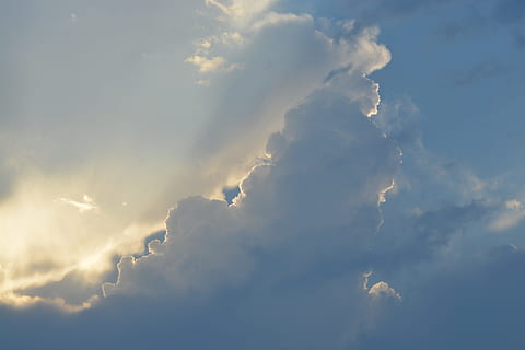 noros, cer, timpul zilei, nor, cloudformation, thundercloud, furtună, albastru, atmosfera, alb, razele, cumulus nori, dispozitie, rază de soare, natură, cerul de seară, forme de nori, vreme, Cloudscape, dramatic, dramă, odihnă, nor - cer, frumusețe în natură, vedere unghiulară joasă, scenice - natura, liniște, nici o persoana, fundaluri, o scenă liniștită, în aer liber, idilic, zi, lumina soarelui, culoare alba, cadru complet, dramatic cer, meteorologie, 5K, CC0, domeniu public, fără drepturi de autor