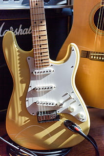 marrón, blanco, eléctrico, guitarra, amarillo, defensa, marshall, estratocaster, de cerca, instrumento de cuerda, instrumento musical, equipo musical, música, guitarra electrica, cuerda de instrumentos musicales, cuerda, cultura de las artes y entretenimiento, adentro, nadie, naturaleza muerta, material de madera, la música rock, bajo, diapasón, rock moderno, instrumento de bajo, amplificador, ajuste, 5K, CC0, dominio público, libre de derechos