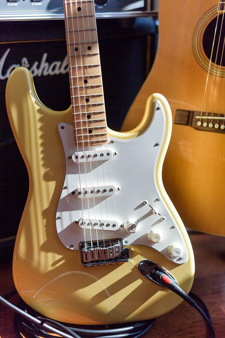 marrón, blanco, eléctrico, guitarra, amarillo, defensa, marshall, estratocaster, de cerca, instrumento de cuerda, instrumento musical, equipo musical, música, guitarra electrica, cuerda de instrumentos musicales, cuerda, cultura de las artes y entretenimiento, adentro, nadie, naturaleza muerta, material de madera, la música rock, bajo, diapasón, rock moderno, instrumento de bajo, amplificador, ajuste, 5K