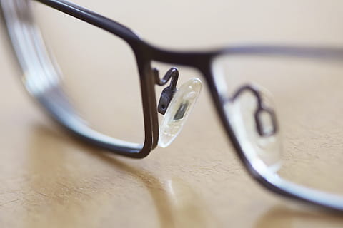 gris, enmarcado, los anteojos, marrón, mesa, superficial, fotografía, tiempo de día, lentes, nitidez, atención, ayuda, leer, vaso, visión general, montar, óptica, nadie, enfoque selectivo, de cerca, adentro, naturaleza muerta, reflexión, día, sencillez, material de madera, tijeras, dos objetos, accesorio personal, metal, material de vidrio, ausencia, vista, transparente, gafas, 5K, CC0, dominio público, libre de derechos
