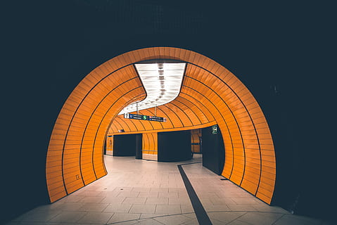 maro, negru, pictat, tunel, arhitectură, în interior, modern, montare pe perete, construită, Intrare, pardoseală, statie de metrou, iluminat, metrou, noapte, nici o persoana, culoare portocalie, arc, direcţie, calea de urmat, transport, tavan, echipamente de iluminat, clădire, ţiglă, absență, parchet gresie, Pasajul subteran, arcuit, 5K, CC0, domeniu public, fără drepturi de autor
