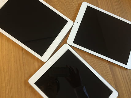tre ipad bianchi, tablet, tecnologia, formazione scolastica, legno - materiale, temi fotografici, tavolo, legna, avvicinamento, vista dall'alto, nessuno, copia spazio, in casa, comunicazione, gruppo di oggetti, nostalgia, gruppo, vuoto, cultura artistica e intrattenimento, connessione, colore nero, Colore bianco, venatura del legno, 2K, CC0, dominio pubblico, privo di copyright