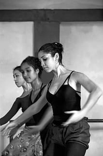 gråtonebilde, tre, kvinner danser, dansere, cuba, uttrykk, danse, klassiker, ballett, ballettdanser, danser, dans, kun voksne, ung voksen, gruppe med folk, kvinner, voksen, livsstil, mennesker, innendørs, Dansestudio, stående, tre kvart lengde, opptreden, unge kvinner, hunner, ekte folk, trener, frisyre, vakker dame, 5K, CC0, offentlig domene, opphavsrett gratis