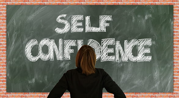 femme, portant, noir, veste, permanent, de face, vert, planche, école, confiance en soi, continuer, décourager, vers l'avant, croyez, estime de soi, confiance, personnalité, ardoise, enseignement, craie, apprendre, éducation, tableau d'écriture, entraînement, barbouillé, Université, étude, amour propre, libération de soi, auto-réflexion, Sécurité, souveraineté, auto sécurité, sentiment d'identité, affirmation de soi, soi, maîtrise de soi, retenue de soi, auto-restriction, confession de soi, pense, psychologie, comportement, l'amour de soi, ego, ressentir, image de soi, lui-même, positif, acceptation de soi, je, vie consciente, vue arrière, femmes, une personne, adulte, modes de vie, personnes, tableau noir, texte, Vrais gens, la communication, écriture occidentale, la taille, information, signe, craie - matériel d'artiste, journée, Vêtements décontractés, couleur noire, panneau d'information, coiffure, message, 5K, CC0, domaine public, libre de droits