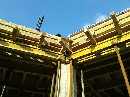 bruin, houten, montuur, duidelijk, blauw, hemel, woningbouw, plaats, schelp, bekisting, maurer, onbewerkte bauer, bouw, metalen steunen, boards, bekistingsplaten, ijzeren steunen, steiger, stellingen, bouwwerkzaamheden, metselwerk, beton, bouwplanning, bouw vaartuig, architectuur, plat dak, betonnen plafond, lage hoekweergave, ingebouwde structuur, geen mensen, buitenkant van het gebouw, dag, natuur, architectonische kolom, heldere lucht, buitenshuis, gebouw, zonlicht, zonnig, hout - materiaal, huis, dak, geschiedenis, geel, 2K, CC0, publiek domein, royaltyvrij