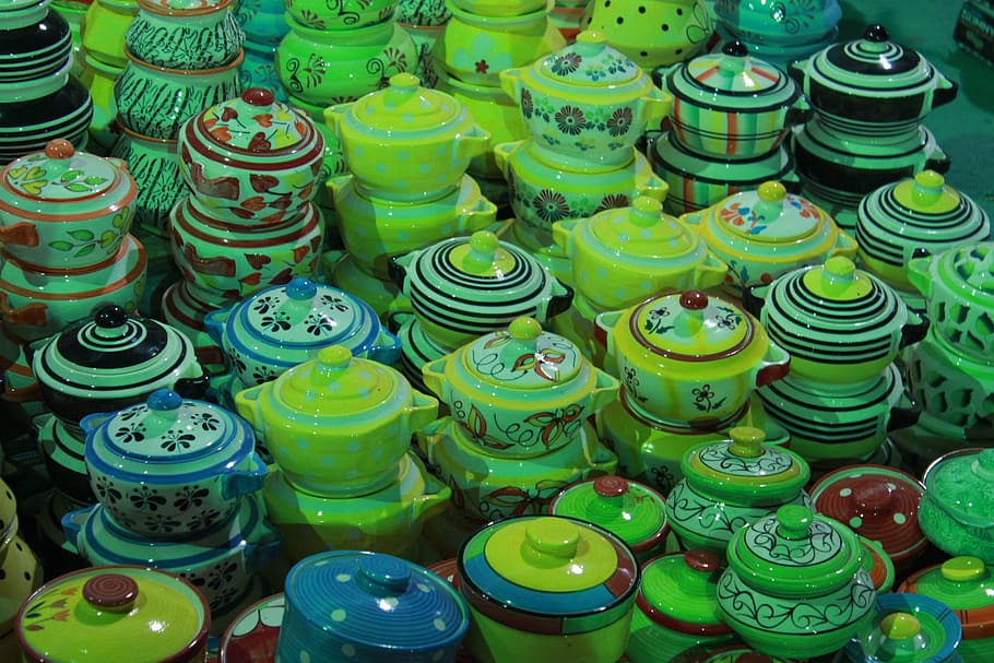ceràmica, colorit, matriu, fang, color, disseny, botiga, venda, pantalla, vista d’angle alt, gran grup d'objectes, abundància, marc complet, fons, cap gent, natura morta, contenidor, multicolor, elecció, color verd, variació, a l'interior, arranjament, pila, a la venda, venda al detall, primer pla, repetició, jar, 1080P