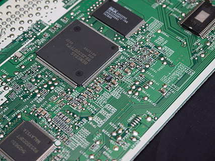 groene printplaat, elektronische apparaten, spaander, geheugen, high Tech, technologie, computer, detailopname, printplaat, elektronische industrie, macro, elektrische component, uitrusting, achtergronden, industrie, ingewikkeldheid, computerchip, groene kleur, geen mensen, computerapparatuur, moederbord, verbinding, computer deel, volledig kader, extreem dichtbij, elektrische apparatuur, 4K, CC0, publiek domein, royaltyvrij