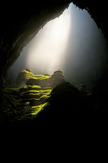 cueva cubierta de hierba, cueva, caverna, oscuro, luz, paisaje, musgo, naturaleza, rocas, cueva de piedra, rayo de sol, luz del sol, cámara subterránea, bosque, iluminado, nadie, belleza en la naturaleza, scenics, poder en la naturaleza, noche, al aire libre, tranquilidad, escena tranquila, paisajes - naturaleza, montaña, escena no urbana, rock, ambiente, roca - objeto, día, cielo, sólido, planta, formacion de roca, niebla, idílico, viaje, 5K, CC0, dominio público, libre de derechos