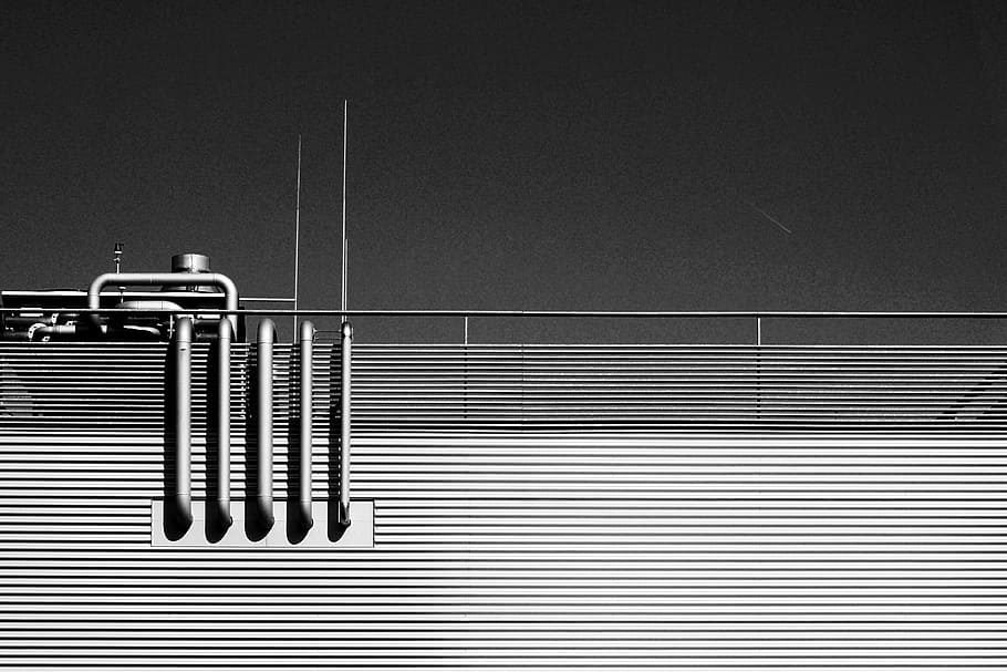 fotografia en escala de grisos, edifici, canonades, arquitectura, estructura, canonada, il·lustració, blanc i negre, còpia espai, cap gent, metall, seguretat, protecció, comunicació, funció de construcció de parets, primer pla, dia, estructura construïda, a l'aire lliure, vista d’angle baix, signe, barana, naturalesa, patró, vigilància, 4K
