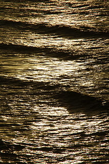 estructura, textura, fons, mar, superfície, patró, aigua, superfície de l'aigua, Sol ponent, llum solar, reflexió, brilli, abendstimmung, llum de la nit, onada, es mou, humor, naturalesa, resum, marc complet, cap gent, primer pla, material de fusta, marró, a l'interior, bellesa a la natura, dia, natura morta, fusta, tranquil·litat, aspre, patró natural, tauler, efecte texturat, gra de fusta, 5K, CC0, domini públic, lliure de regalies