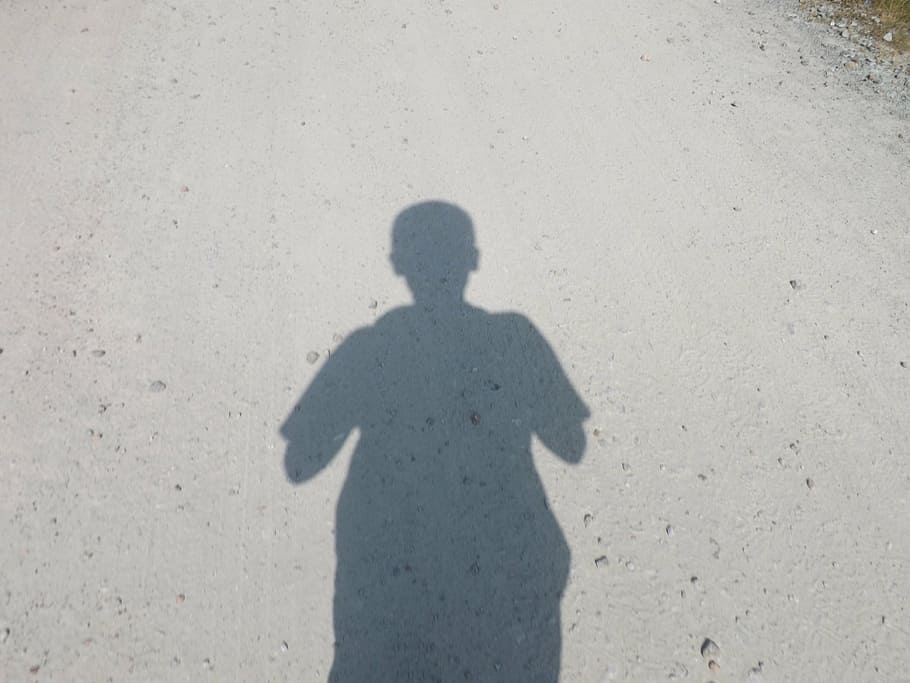 ombra, Camí, noi, silueta, persona, Perfil, esquema, cos, llum solar, centrar-se en l'ombra, una persona, dia, vista d’angle alt, naturalesa, de peu, homes, sorra, terra, platja, ciutat, a l'aire lliure, misteri, activitat d'oci, persones reals, estils de vida, persona irreconeixible, concret, agressió, 4K