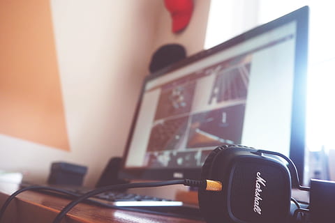 marshall, audio, altavoz, equipo, trabajo, escritorio, computadora, tecnología, adentro, comunicación, nadie, de cerca, cultura de las artes y entretenimiento, centrarse en primer plano, música, mesa, camara - equipo fotografico, instrumento musical, temas de fotografia, monitor de computadora, enfoque selectivo, conexión, naturaleza muerta, día, 4K, CC0, dominio público, libre de derechos