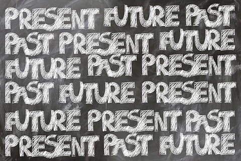 vorhanden, Zukunft, Vergangenheit, Text, nach vorne, Vergangenheit, Gegenwart, Tafel, Schriftart, Briefe, Schule, Ausbildung, lernen, Weg, Anordnung, Vergleich, Vergänglichkeit, Perspektive, Handschrift, Kommunikation, keine Leute, Informationsmedium, Vollbild, westliche Schrift, Information, Hintergründe, Großbuchstabe, Schreiben, Tag, Skript, nicht-westliche Schrift, Nahansicht, Hinweisschild, Zeichen, Botschaft, Wandbau - Funktion, draußen, die Architektur, 5K, CC0, gemeinfrei, lizenzfrei